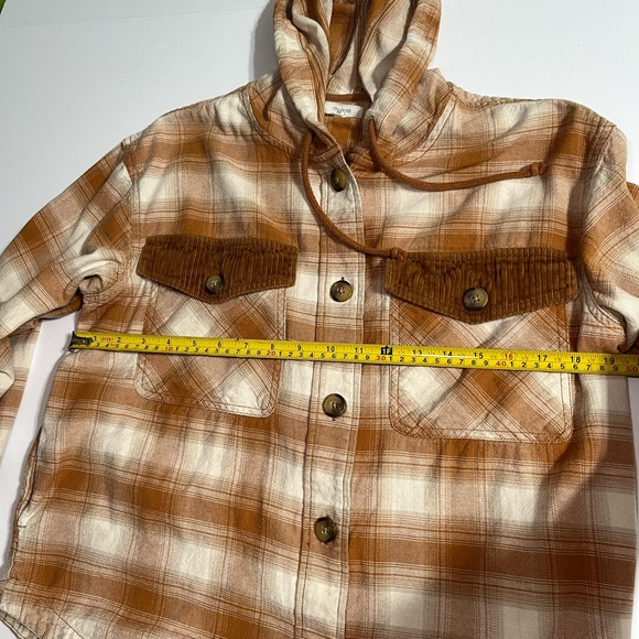 Women's Plaid Utility Jacket in Tan and Cream - Picture 10 of 12
